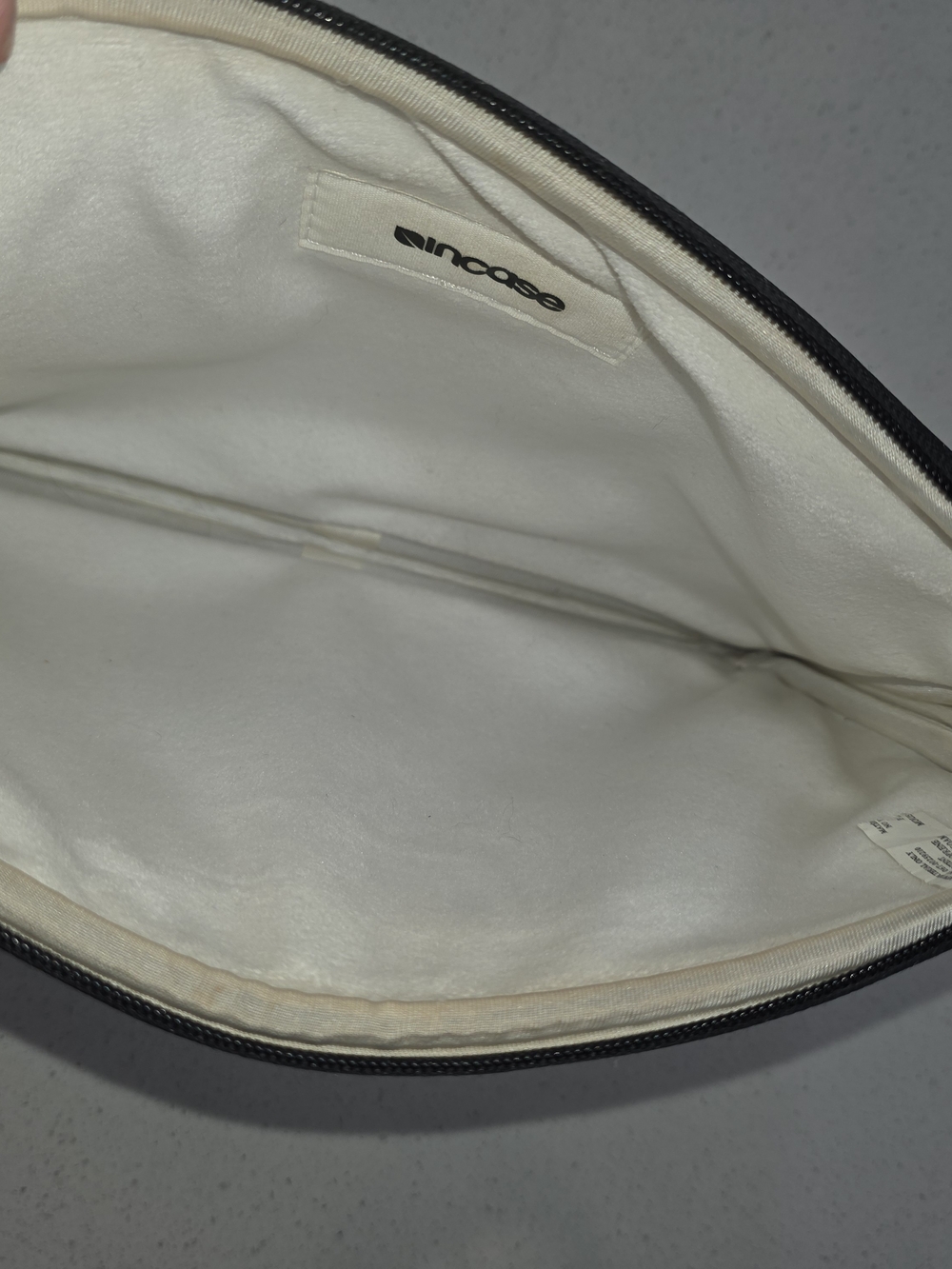 Incase Black Zippered Tablet Sleeve - Picture 4 of 6